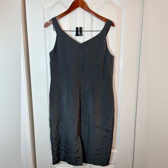 Dana Bachman Dress. Size 12.  Worn once. 100% Silk. - Picture 9 of 10